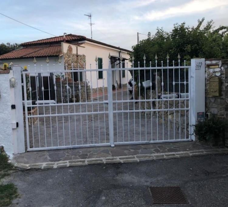Villetta A Schiera Nei Pressi Del Mare Livorno Bagian luar foto